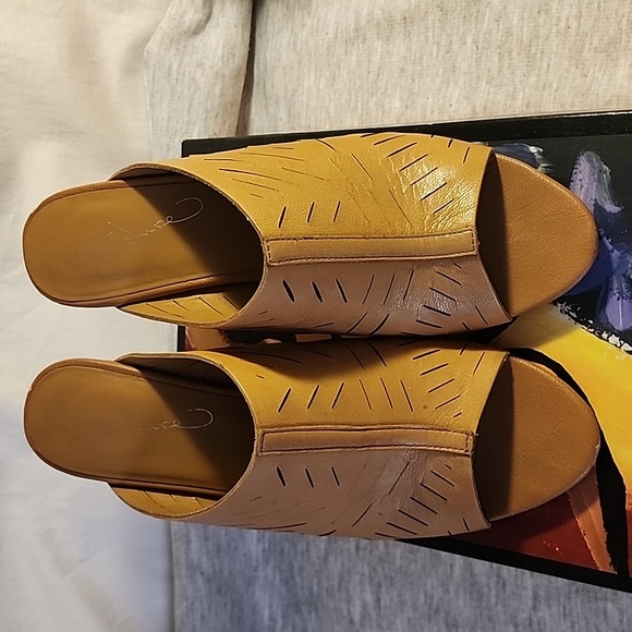 Report Signature Braden Beige Mules - Picture 9 of 16